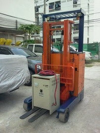 ขายด่วนรถฟอร๋คลิฟท์ไฟฟ้า น้ำหนักยกได้ 1 ตัน เสายกสูง 3 เมตร พร้อมตู้ชาร์จ ขายด่วนรถฟอร๋คลิฟท์ไฟฟ้า น้ำหนักยกได้ 1 ตัน เสายกสูง 3 เมตร พร้อมตู้ชาร์จ