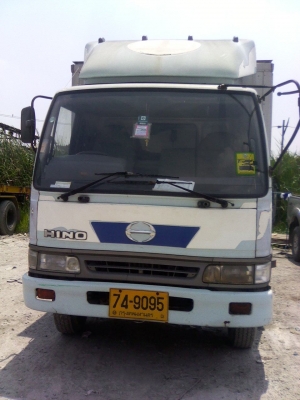 ้HINO 6 ล้อ ตู้บรรทุก 3 ประตู