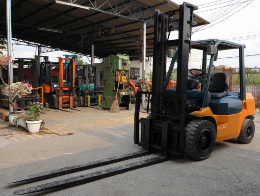 รถยกดีเซล ขนาด 3 ตัน เสาสูง 4 เมตร งายาว 2.3 เมตร TOYOTA 7FD30 สภาพเก่าญี่ปุ่นแท้ นำเข้าเองจากญี่ปุ่น
