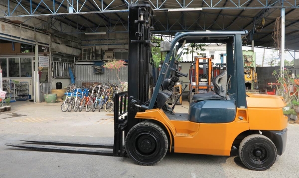 รถยกดีเซล ขนาด 3 ตัน เสาสูง 4 เมตร งายาว 2.3 เมตร TOYOTA 7FD30 สภาพเก่าญี่ปุ่นแท้ นำเข้าเองจากญี่ปุ่น