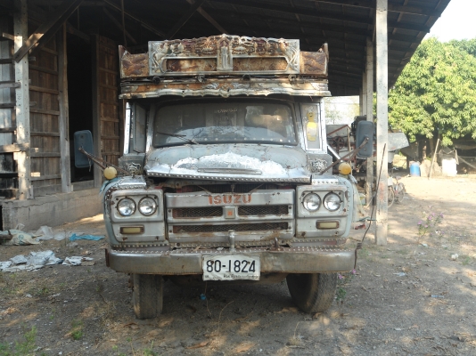 ต้องการขายรถสิบล้อลากรถเกี่ยวครับ