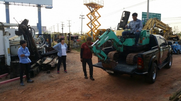 tractor-backhoe ขึ้น รถขุด แบคโฮ จิ๋ว ให้ลูกค้า จากรังสิตครับ ขึ้นรถกระบะได้พอดีเลย ขอบคุณครับ tractor-backhoe ขึ้น รถขุด แบคโฮ จิ๋ว ให้ลูกค้า จากรังสิตครับ ขึ้นรถกระบะได้พอดีเลย ขอบคุณครับ