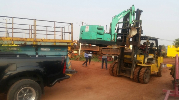 tractor-backhoe ขึ้น รถขุด แบคโฮ จิ๋ว ให้ลูกค้า จากรังสิตครับ ขึ้นรถกระบะได้พอดีเลย ขอบคุณครับ tractor-backhoe ขึ้น รถขุด แบคโฮ จิ๋ว ให้ลูกค้า จากรังสิตครับ ขึ้นรถกระบะได้พอดีเลย ขอบคุณครับ