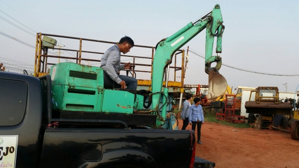 tractor-backhoe ขึ้น รถขุด แบคโฮ จิ๋ว ให้ลูกค้า จากรังสิตครับ ขึ้นรถกระบะได้พอดีเลย ขอบคุณครับ tractor-backhoe ขึ้น รถขุด แบคโฮ จิ๋ว ให้ลูกค้า จากรังสิตครับ ขึ้นรถกระบะได้พอดีเลย ขอบคุณครับ