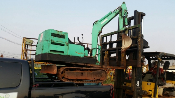 tractor-backhoe ขึ้น รถขุด แบคโฮ จิ๋ว ให้ลูกค้า จากรังสิตครับ ขึ้นรถกระบะได้พอดีเลย ขอบคุณครับ