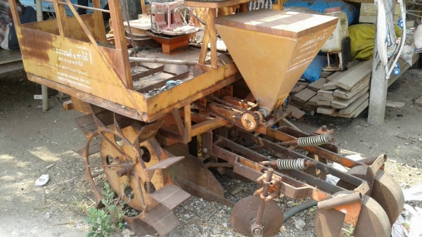 เครื่องปลูกอ้อย ก.แสงยนต์