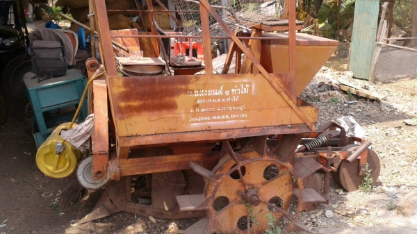 เครื่องปลูกอ้อย ก.แสงยนต์