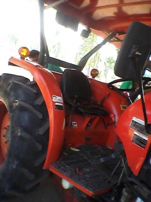 รถไถ 47 แรงอุปกร 2 ชิ้น    ยีห้อตราช้าง   รถปี 54    ช.ม 1800  นิดฯฯ  พร้อมลุยงาน ราคาเบา ฯ   345000 บาท ทะเบียนพร้อม  ดูรถ จ . อำนาจเจริญ   วันทูคอล 098 668-3479 dtac 094 283-9369 สิทธิ์ คับ