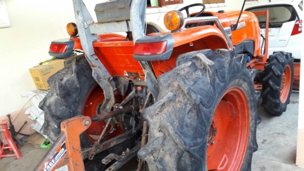 รถไถ 47  รถไถ 47 แรงอุปกร 3 ชิ้น    ยีห้อตราช้าง   รถปี 54    ช.ม 1600  นิดฯฯ  พร้อมลุยงาน ราคาเบา ฯ   365000 บาท ทะเบียนพร้อม  ดูรถ อ. วาปีปทุม จ .มหาสารคาม   วันทูคอล 098 668-3479 dtac 094 283-9369 สิทธิ์ คับ