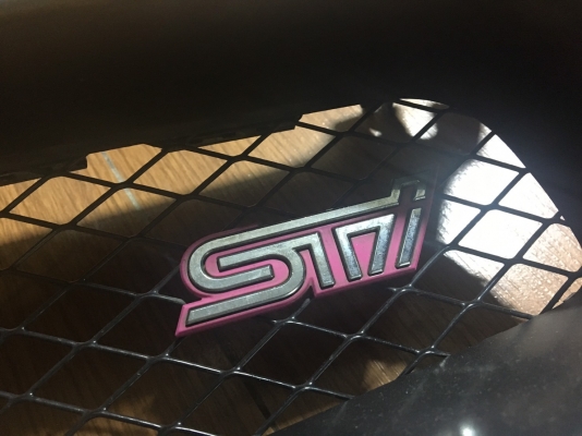 กระจังหน้า Subaru Sti โลโก้ชมพูแท้ กระจังหน้า Subaru Sti โลโก้ชมพูแท้