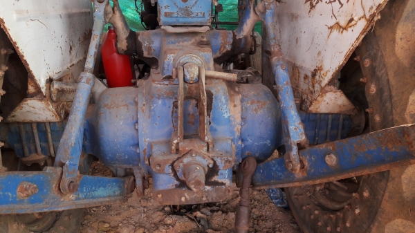 ขายตามสภาพ  ฟอร์ด 5000  เครื่องดี เกียร์ดี ไฮดรอลิกดี ไม่มีเล่ม มี พาล3 ผาลดันหน้า