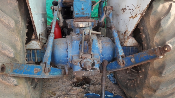 ขายตามสภาพ  ฟอร์ด 5000  เครื่องดี เกียร์ดี ไฮดรอลิกดี ไม่มีเล่ม มี พาล3 ผาลดันหน้า