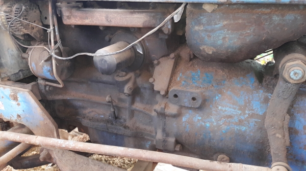 ขายตามสภาพ  ฟอร์ด 5000  เครื่องดี เกียร์ดี ไฮดรอลิกดี ไม่มีเล่ม มี พาล3 ผาลดันหน้า