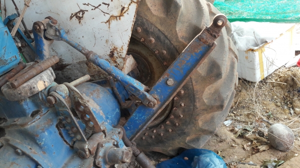 ขายตามสภาพ  ฟอร์ด 5000  เครื่องดี เกียร์ดี ไฮดรอลิกดี ไม่มีเล่ม มี พาล3 ผาลดันหน้า