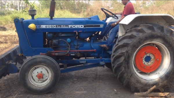 ขายรถไถFORD -77 (ราคา 258,000บาท) มีภาพวีดีโอ รถสภาพ พร้อมใช้งาน อุปกรณ์ครบพร้อม มีใบมีดดันหน้า ผานสภาพดีเครื่องแรงดี ระบบไฮดรอลิกส์ดี คูณ ชัยยา โทร 081-9972972 089-8451778