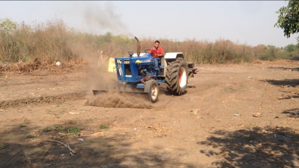 ขายรถไถFORD -77 (ราคา 258,000บาท) มีภาพวีดีโอ รถสภาพ พร้อมใช้งาน อุปกรณ์ครบพร้อม มีใบมีดดันหน้า ผานสภาพดีเครื่องแรงดี ระบบไฮดรอลิกส์ดี คูณ ชัยยา โทร 081-9972972 089-8451778