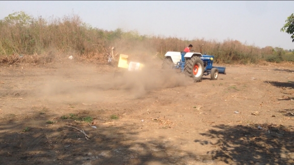 ขายรถไถFORD -77 (ราคา 258,000บาท) มีภาพวีดีโอ รถสภาพ พร้อมใช้งาน อุปกรณ์ครบพร้อม มีใบมีดดันหน้า ผานสภาพดีเครื่องแรงดี ระบบไฮดรอลิกส์ดี คูณ ชัยยา โทร 081-9972972 089-8451778