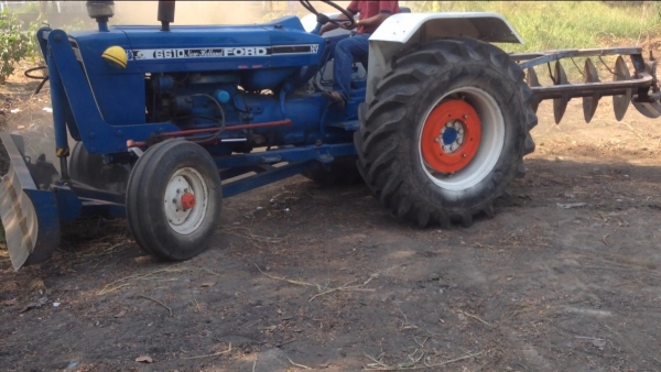 ขายรถไถFORD -77 (ราคา 258,000บาท) มีภาพวีดีโอ รถสภาพ พร้อมใช้งาน อุปกรณ์ครบพร้อม มีใบมีดดันหน้า ผานสภาพดีเครื่องแรงดี ระบบไฮดรอลิกส์ดี คูณ ชัยยา โทร 081-9972972 089-8451778