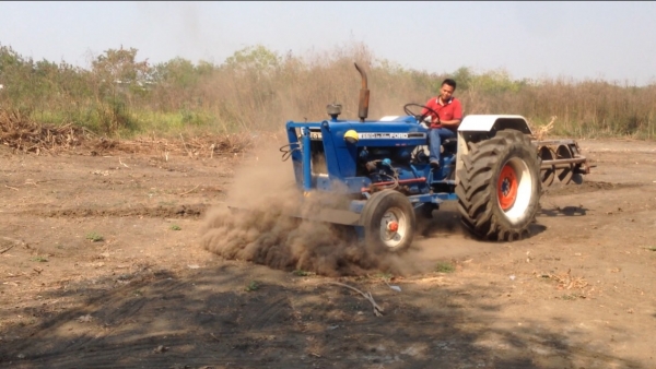 ขายรถไถFORD -77 (ราคา 258,000บาท) มีภาพวีดีโอ รถสภาพ พร้อมใช้งาน อุปกรณ์ครบพร้อม มีใบมีดดันหน้า ผานสภาพดีเครื่องแรงดี ระบบไฮดรอลิกส์ดี คูณ ชัยยา โทร 081-9972972 089-8451778