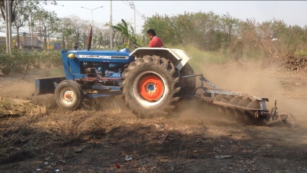 ขายรถไถFORD -77 (ราคา 258,000บาท) มีภาพวีดีโอ รถสภาพ พร้อมใช้งาน อุปกรณ์ครบพร้อม มีใบมีดดันหน้า ผานสภาพดีเครื่องแรงดี ระบบไฮดรอลิกส์ดี คูณ ชัยยา โทร 081-9972972 089-8451778