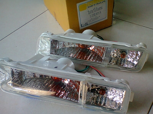 ไฟหรี่ไฟเลี้ยวกันชน STRADA