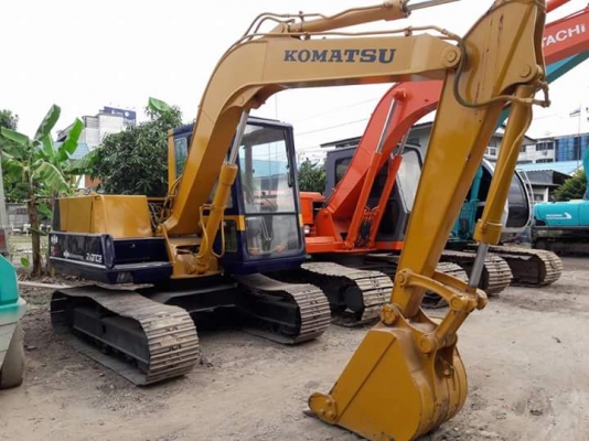 ขาย KOMATSU PC60-5  รถสวย  สภาพดีพร้อมใช้งาน  เอกสารอินวอยครบ ลองระบบกันได้ทุกวัน  โทร  089-3818694  ดวงนภา