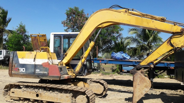 ขายรถขุด KOMTASU  PC90(เทียบเท่า   เหมือนกันกับ  PC60-6 ทั้งรูปร่าง และขนาด  ) คอลโทรลน้ำมัน   ปั้มนิ้ว เครื่องยนต์ 4D95  เก่านอก มีเอกสารพร้อมโอน ขายราคา650,0000บาท