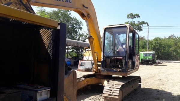 ขายรถขุด KOMTASU  PC90(เทียบเท่า   เหมือนกันกับ  PC60-6 ทั้งรูปร่าง และขนาด  ) คอลโทรลน้ำมัน   ปั้มนิ้ว เครื่องยนต์ 4D95  เก่านอก มีเอกสารพร้อมโอน ขายราคา650,0000บาท