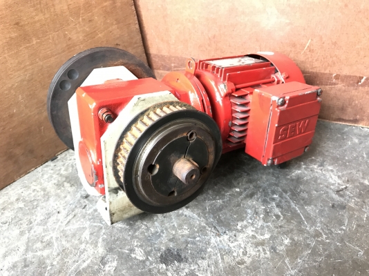 ขายมอเตอร์เกียร์ SEW eurodrive 0.5HP. 380V อัตราทด 1:25 เพลาออกประมาณ 54รอบต่อนาที รุ่นเพลาออก 2ข้าง สภาพสวยมากเดิมๆ วิ่งนิ่ม พร้อมใช้งาน