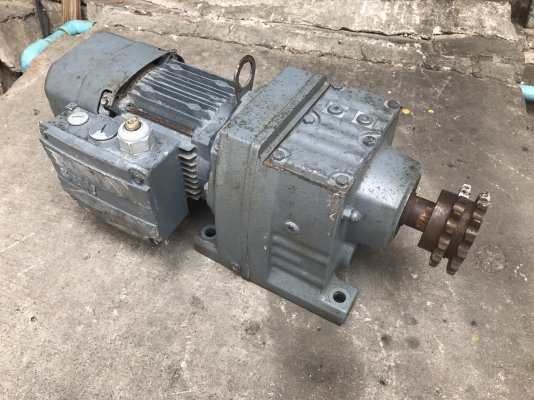 ขายมอเตอร์เกียร์ SEW eurodrive 0.5HP. 380V มีระบบเบรคในตัว อัตราทด 1:75 เพลาออกประมาณ 18รอบต่อนาที สภาพสวยเดิมๆ วิ่งนิ่ม พร้อมใช้งาน