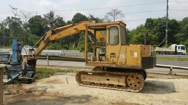 KOMATSU 10 HT 215,000 บาท เครื่องดี ปั้มแรง ตัวเดิน ดีแรง เอวแน่น ช่วงล่างเต็ม รถสวยพร้อมใช้ รถอยู่ จันทบุรี  โทร 098-1862844 อ๊อฟ 101 ไอดีไลน์ ja5657