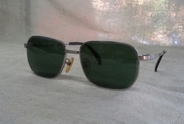 แว่นตาสูงศักดิ์ในราชสำนักอังกฤษ 'ไททาเนียมบริสุทธิ์' Vintage AQUASCUTUM handmade in Endland แว่นตาสูงศักดิ์ในราชสำนักอังกฤษ 'ไททาเนียมบริสุทธิ์' Vintage AQUASCUTUM handmade in Endland