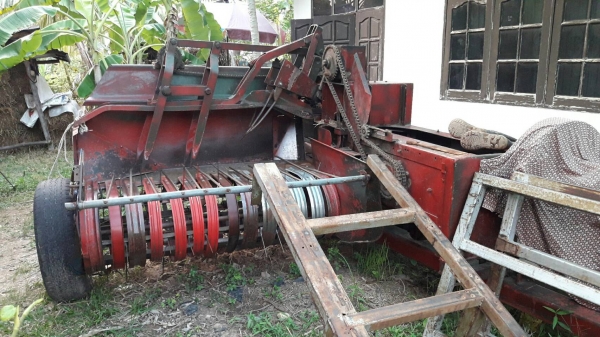 แมชซี่ 120 เครื่องอัดฟางยอดนิยมจ้า อัดได้แน่น..มัดได้ดีทุกก้อน.ได้หลายก้อนต่อวันพร้อมใช้เลยครับไม่ต้องซ่อม ..ทักไม่ตอบโทรมานะ0837335338-0636359242.นิธิศจ้า