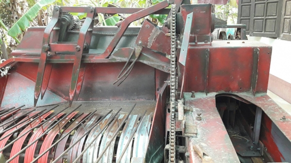 แมชซี่ 120 เครื่องอัดฟางยอดนิยมจ้า อัดได้แน่น..มัดได้ดีทุกก้อน.ได้หลายก้อนต่อวันพร้อมใช้เลยครับไม่ต้องซ่อม ..ทักไม่ตอบโทรมานะ0837335338-0636359242.นิธิศจ้า