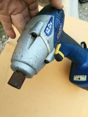 1200 บ. ส่งฟรี083-2000058  LINE ID: line832923 IMPACT DRIVER ชุดบล๊อกกระแทกด้วยระบบค้อนแรงบิด 120N-mใช้แบตเตอร์ยี่ห้อ EARTH MAN รุ่น ID-1200 หมุนที่ 0-3000รอบต่อนาที ชุดทดขนาดใหญ่ แบตขนาด 12V.มีแบต1ก้อน(เสื่อม) (ใช้เสียบไฟ 100V.)