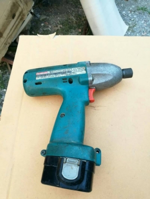 1300 บ. ส่งฟรี083-2000058  LINE ID: line832923 IMPACT DRIVER ชุดบล๊อกกระแทกด้วยระบบค้อนแรงบิดสูง ใช้แบตเตอร์ยี่ห้อ Makita จากญี่ปุ่นหมุนที่ 0-2000รอบต่อนาที ชุดทดขนาดใหญ่ แบตขนาด 12V.มีแบต1ก้อน(เสีีอม) แท่นชาร์ท