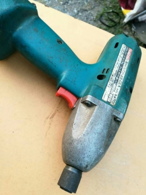 1300 บ. ส่งฟรี083-2000058  LINE ID: line832923 IMPACT DRIVER ชุดบล๊อกกระแทกด้วยระบบค้อนแรงบิดสูง ใช้แบตเตอร์ยี่ห้อ Makita จากญี่ปุ่นหมุนที่ 0-2000รอบต่อนาที ชุดทดขนาดใหญ่ แบตขนาด 12V.มีแบต1ก้อน(เสีีอม) แท่นชาร์ท