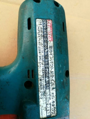 1300 บ. ส่งฟรี083-2000058  LINE ID: line832923 IMPACT DRIVER ชุดบล๊อกกระแทกด้วยระบบค้อนแรงบิดสูง ใช้แบตเตอร์ยี่ห้อ Makita จากญี่ปุ่นหมุนที่ 0-2000รอบต่อนาที ชุดทดขนาดใหญ่ แบตขนาด 12V.มีแบต1ก้อน(เสีีอม) แท่นชาร์ท