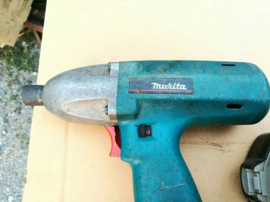 1300 บ. ส่งฟรี083-2000058  LINE ID: line832923 IMPACT DRIVER ชุดบล๊อกกระแทกด้วยระบบค้อนแรงบิดสูง ใช้แบตเตอร์ยี่ห้อ Makita จากญี่ปุ่นหมุนที่ 0-2000รอบต่อนาที ชุดทดขนาดใหญ่ แบตขนาด 12V.มีแบต1ก้อน(เสีีอม) แท่นชาร์ท
