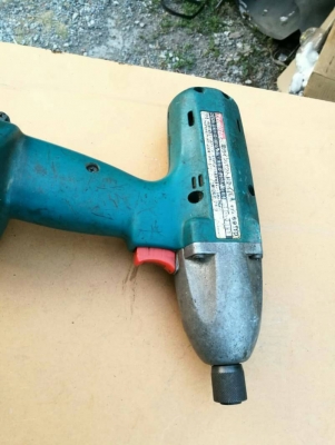1300 บ. ส่งฟรี083-2000058  LINE ID: line832923 IMPACT DRIVER ชุดบล๊อกกระแทกด้วยระบบค้อนแรงบิดสูง ใช้แบตเตอร์ยี่ห้อ Makita จากญี่ปุ่นหมุนที่ 0-2000รอบต่อนาที ชุดทดขนาดใหญ่ แบตขนาด 12V.มีแบต1ก้อน(เสีีอม) แท่นชาร์ท