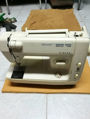 2500 บ. ส่งฟรี083-2000058  LINE ID: line832923 จักรเย็บผ้ากระเป๋าหิ้ว SINGER สะดวกต่อการใช้งานเย็บผ้าหนาๆได้ เย็บได้หลายรูปแบบทำรังดุมได้ ใช้งานง่าย ใช้ไฟ100V.