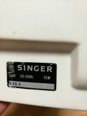 2500 บ. ส่งฟรี083-2000058  LINE ID: line832923 จักรเย็บผ้ากระเป๋าหิ้ว SINGER สะดวกต่อการใช้งานเย็บผ้าหนาๆได้ เย็บได้หลายรูปแบบทำรังดุมได้ ใช้งานง่าย ใช้ไฟ100V.