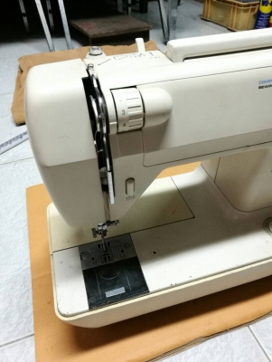 2500 บ. ส่งฟรี083-2000058  LINE ID: line832923 จักรเย็บผ้ากระเป๋าหิ้ว SINGER สะดวกต่อการใช้งานเย็บผ้าหนาๆได้ เย็บได้หลายรูปแบบทำรังดุมได้ ใช้งานง่าย ใช้ไฟ100V.