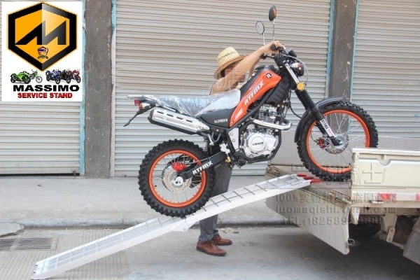 บันไดอลูมิเนียมสำหรับนำมอเตอร์ไซค์ขึ้นรถกระบะเพื่อขนย้าย2,500บ.