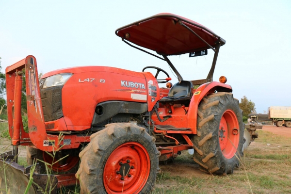 ขายรถไถ KUBOTA L4708 ขนาด 47 แรงม้า 2เพลา แถมดันหน้า และผาน 3 ราคา 350,000 มีรถขนส่งบริการขนส่งทั่วไทย สามย่านแทรคเตอร์ อ.แกลง จ.ระยอง 0818618678,0899347475 https://www.facebook.com/DC-Tractor-Rayong-3071545327&hellip;/shop&hellip; id line=081-8618678 id