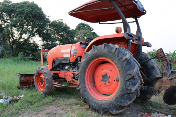 ขายรถไถ KUBOTA L4708 ขนาด 47 แรงม้า 2เพลา แถมดันหน้า และผาน 3 ราคา 350,000 มีรถขนส่งบริการขนส่งทั่วไทย สามย่านแทรคเตอร์ อ.แกลง จ.ระยอง 0818618678,0899347475 https://www.facebook.com/DC-Tractor-Rayong-3071545327&hellip;/shop&hellip; id line=081-8618678 id