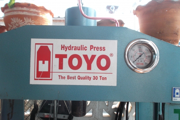 แท่นอัด TOYO 30ตันสภาพใหม่มาก