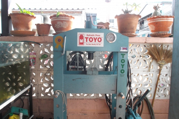 แท่นอัด TOYO 30ตันสภาพใหม่มาก