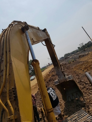 ขายรถแบคโฮ KOBELCO SK200-/// เอกสารอินวอย ระบบไฟไม่เต็ม ซีเรียลสูงเก๋งเทา ราคา 550000