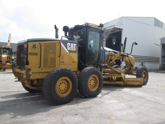 รถเกรด 140M (MOTOR GRADER) ยี่ห้อ (Maker): CAT ซีเรียล (S/No): CAT0140MAB9M00278 รุ่น(Model): 140M ชั่วโมงทำงาน (Hour): 4998 ชั่วโมง ปี (Year) : 2008